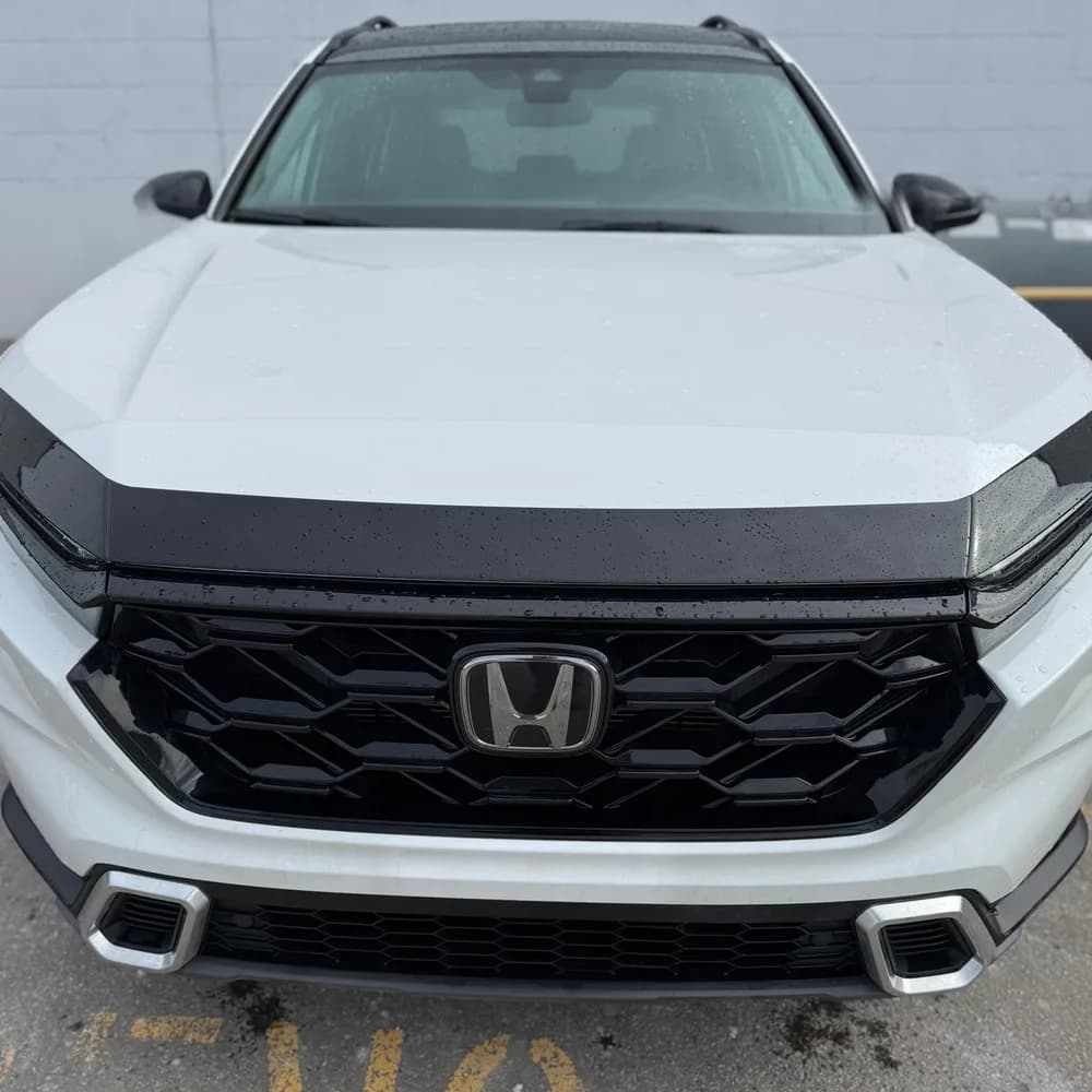 Protector de capó Glossy Black en una SUV blanca