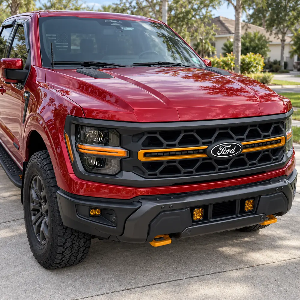 Protector de capó Paint Match pintado del mismo rojo que una camioneta pickup