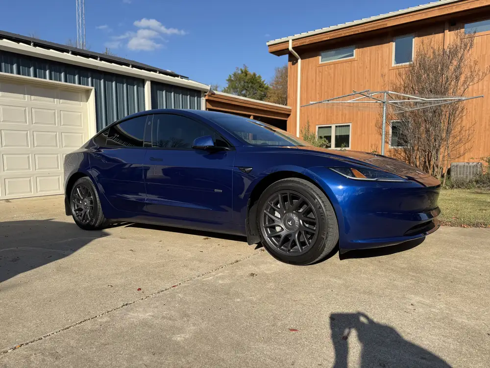 Sonia B.: Tesla Model 3 (Sedan) 2024 Body Side Moldings Azure S
